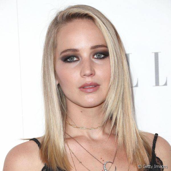 O olho preto esfumado de Jennifer Lawrence chamou aten??o durante o evento da Revista ELLE, em Los Angeles (Foto: Getty Images)